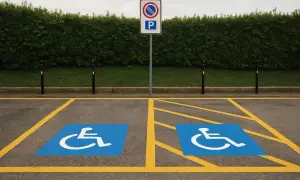 Due posti auto riservati con simbolo disabili. Attenzione: parcheggiare qui senza permesso comporta una multa per parcheggio invalidi.