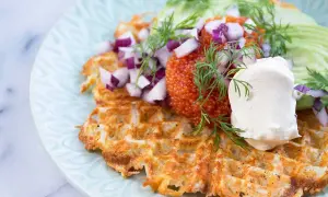 Matiga våfflor med rom, gräddfil, rödlök och dill. En härlig och mättande rätt.