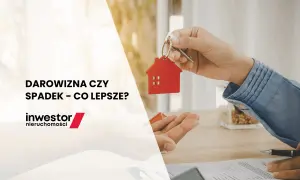 Dłoń przekazuje klucze do domu z czerwonym breloczkiem w kształcie domu. Temat: prawo spadkowe i darowizna.