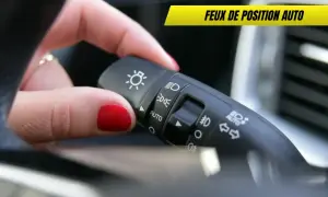 Main gauche actionne le levier des feux de position auto. Différents feux sont disponibles.
