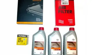 Zestaw do wymiany oleju Toyota Yaris 1.5 benzyna: trzy litry oleju 0W-20, filtr powietrza Denckermann i dwa filtry oleju Filtron.