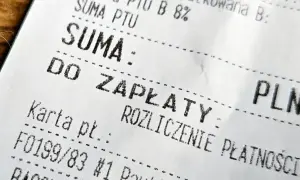 Fragment paragonu z napisem "DO ZAPŁATY". Widoczne są też dane do faktury, takie jak "SUMA" i "PLN".