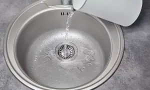 Jak udrożnić zlew? 7 metod na każdy zator od ręki!