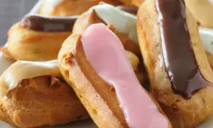 Leckere Éclair-Variationen, perfekt für Ihr nächstes Éclair-Rezept. Mit Schokolade, Erdbeere und Vanille-Glasur.