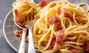 Spaghetti alla carbonara ricetta: un piatto cremoso con guanciale croccante e pecorino romano.