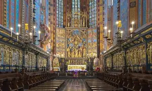 Wnętrze kościoła z bogato zdobionym ołtarzem i chórem, jeden z najpiękniejszych kościołów w Polsce.
