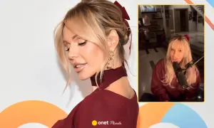 Dżaga w bordowej sukience z kokardką we włosach i wideo z nią przy mikrofonie.