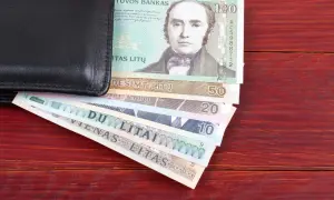 Czarny portfel z litewskimi banknotami. Widać banknot 100 litów z portretem mężczyzny, a pod nim mniejsze nominały: 50, 20, 10, 5 litów. Litwa waluta.