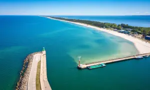 Władysławowo i okolice: malownicza plaża, port z falochronem i latarnią morską, idealne miejsce na wakacje.