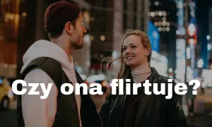 Uśmiechnięta dziewczyna patrzy na chłopaka, jak okazuje zainteresowanie. Czy ona flirtuje?