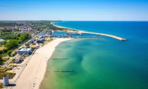 Władysławowo atrakcje: port, plaża i turkusowe morze. Widok z lotu ptaka na nadmorski kurort.