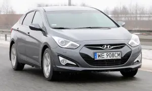 Szary Hyundai i40 na drodze. Kierowca szukał Hyundai i40 opinie przed zakupem i był zadowolony.