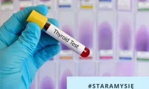 Rękawiczka trzyma probówkę z krwią do badania tarczycy. Czy wynik TSH robi się na czczo? #staramysię