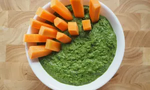 Pesto z natki marchewki podane z kawałkami marchewki. Idealna przekąska dla każdego.