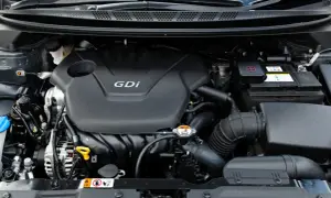 Silnik GDi w Kia Ceed 2016. Widoczny akumulator, przewody i osłona silnika.