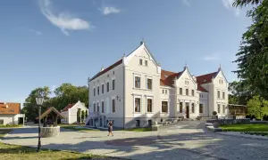 Pałac Mortęgi oferuje piękne widoki i spokój. Warto odwiedzić to miejsce, by podziwiać architekturę i odpocząć.