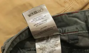 Pflegeetikett für Jeans: separat auf links waschen, bei 30°C. Bügeln auf links. Das Jeans waschen programm beachten.
