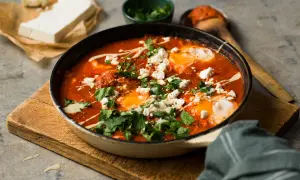 En smakrik shakshuka med ägg, tomat och fetaost, perfekt för en mysig frukost eller brunch.