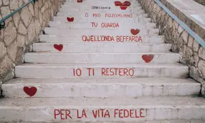 Scale a Vieste con cuori rossi e frasi d'amore dipinte. "O mio Pizzomunno, tu guarda quell'onda beffarda, io ti resterò per la vita fedele.