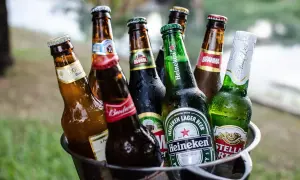 Wiadro pełne zimnego piwa, idealne na relaks. Wśród nich Heineken, Stella Artois, Brahma i inne.