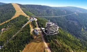 Widok na Sky Walk i najdłuższy most w Czechach, zawieszony nad gęstym lasem.