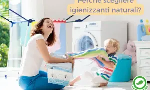 Mamma e bambino ridono mentre piegano i panni. Scopri cos'è l'ossigeno attivo e perché scegliere igienizzanti naturali.