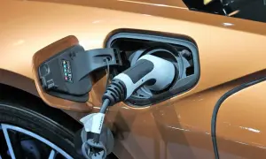 Ładowanie wtyczki do portu w samochodzie elektrycznym. To pierwszy krok, by dowiedzieć się, jak zrobić auto elektryczne.