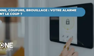 Une main touche un écran d'alarme sécurisé. La question "Panne, coupure, brouillage : votre alarme tient le coup ?" est affichée.