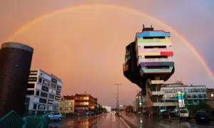 Bunter Regenbogen über dem Boulevard Berlin in Steglitz nach einem Regen.