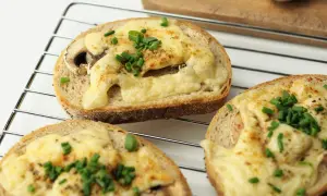 Tartines gratinées aux champignons et ciboulette, un délice qui rappelle la cervelle de canut lyonnaise.