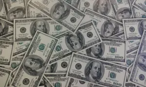 Stos stuzłotówek. Prognozy kursu dolara na 2026 rok mogą być niepewne, ale te banknoty symbolizują stabilność.