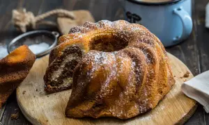 Pyszna babka piaskowa dwukolorowa, oprószona cukrem pudrem, czeka na kawę.
