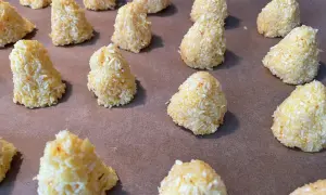 Små, konformade kokostoppar redo att bakas. Ett enkelt och gott recept för hembakade godsaker.
