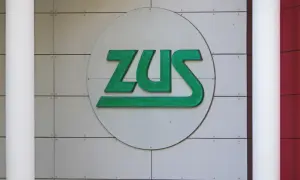 Logo ZUS. Zastanawiasz się, czy na L4 można wyjechać za granicę? Sprawdź przepisy ZUS.