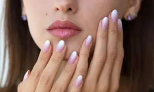 Delikatny manicure baby boomer na zadbanych paznokciach, podkreślający subtelne piękno dłoni.