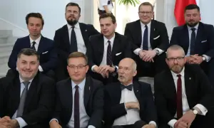 Grupa mężczyzn w garniturach, być może symbolizująca ruch narodowy a wolnościowcy starcie frakcji wewnątrz Konfederacji.