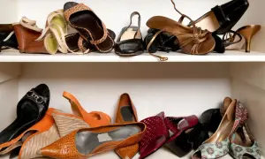 Elegancki organizer na buty, pełen różnorodnych damskich szpilek i sandałów. Od panterkowych po metaliczne, każdy znajdzie coś dla siebie.