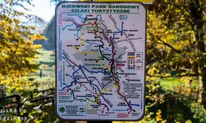 Mapa szlaków turystycznych Ojcowskiego Parku Narodowego. Ciekawostki o trasach pieszych i rowerowych, odległościach i atrakcjach.