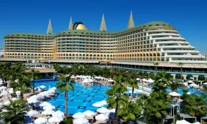 Luxuriöses Hotel mit Poollandschaft und Palmen. Der delphin imperial ist ein Traumziel.