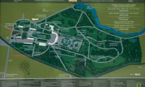 Mapa Pałacu w Rogalinie z zaznaczonymi alejkami, budynkami i słynnymi dębami rogalińskimi.