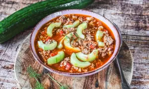 Herzhafte Schmorgurken mit Hackfleisch in einer würzigen Tomatensauce, garniert mit Dill. Ein rustikales Gericht.