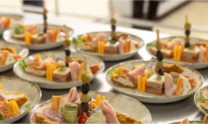 Catering na 20 osób: Ile kosztuje? Sprawdź ceny i porady 2025