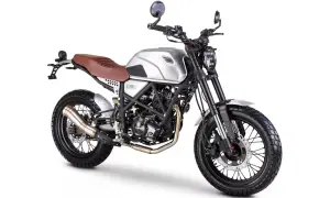 Srebrny Romet Scrambler 125 z brązowym siedzeniem i oponami terenowymi, gotowy na przygodę.