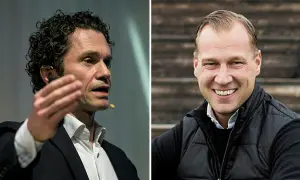 Två män, en med lockigt hår som talar, den andra ler glatt. Kanske Viktor Svensson på en scen och en annan Viktor Svensson utomhus.