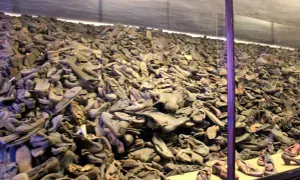 Enorm hög med skor som samlats i Auschwitz. Dessa skor tillhörde offren för gaskammare.