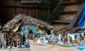 Dettaglio di presepi italiani con figure sacre, pastori e animali, ambientati in un paesaggio stilizzato.