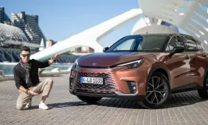 Mężczyzna prezentuje nowy Lexus LBX. Zobaczcie jego opinie i wrażenia z jazdy tym stylowym SUV-em.