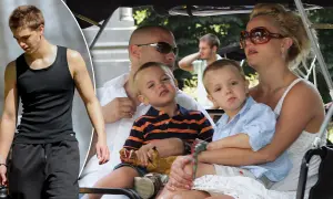 Britney Spears z dziećmi, Sean Preston i Jayden James, w wózku. Obok widać starszego syna, Seana.