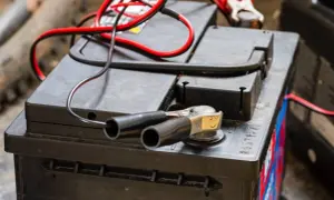 Jak bezpiecznie podłączyć prostownik 24V do akumulatorów (2x12V)?