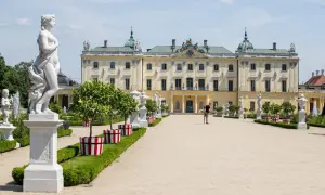 Pałac Branickich w Białymstoku, jeden z najpiękniejszych pałaców w Polsce, z ogrodem pełnym rzeźb i drzewek cytrusowych.